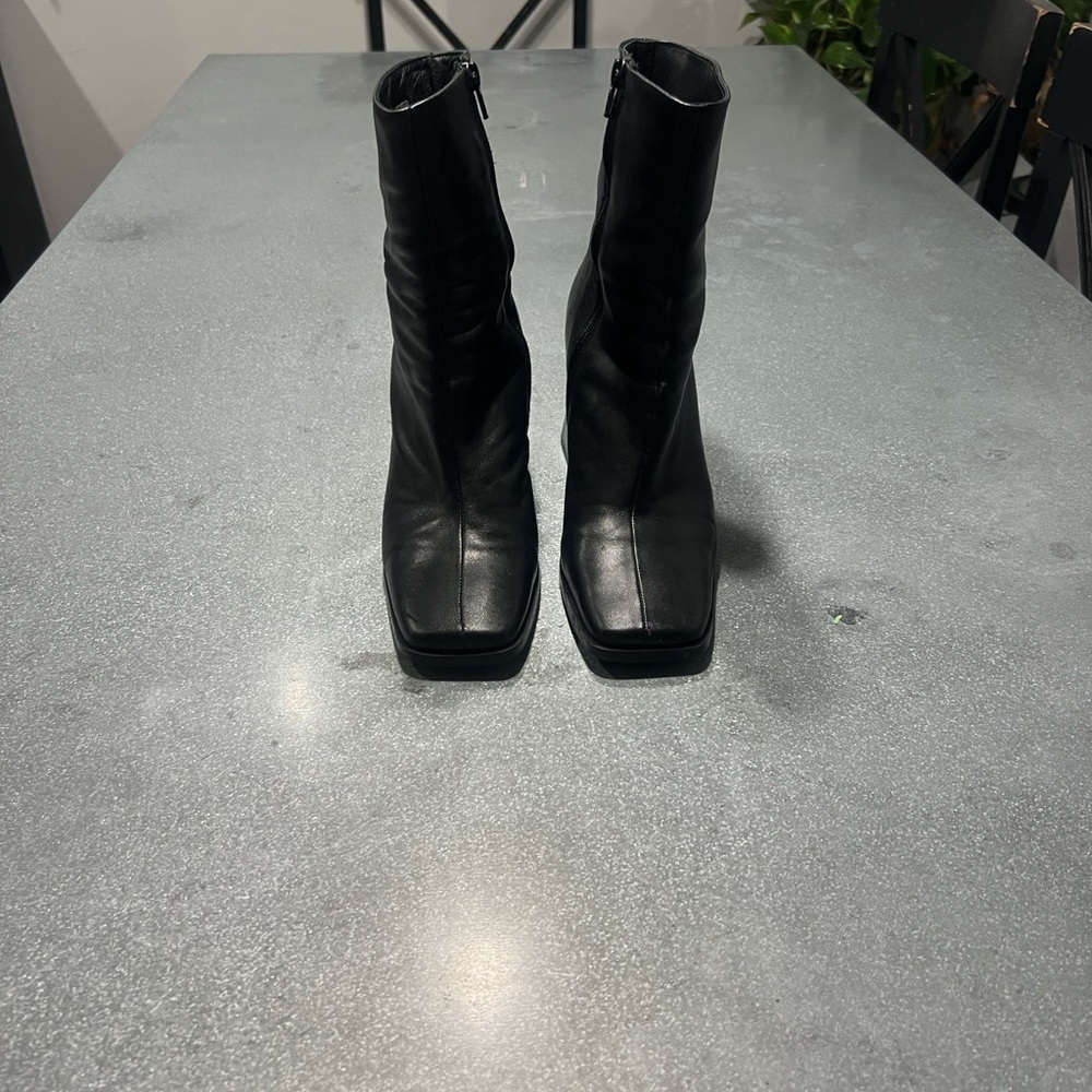 Elegant Black Heeled Boots 39